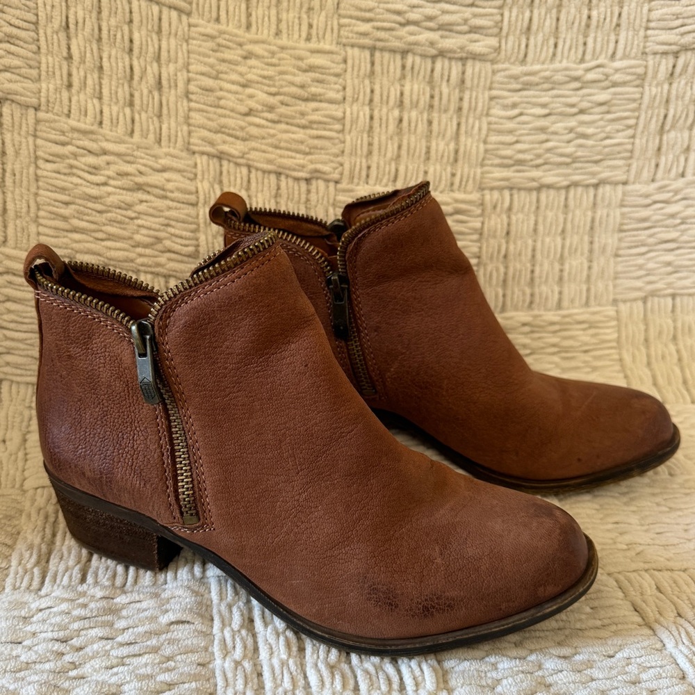 vince camuto bristin booties / chestnut
